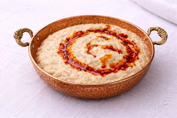 600400 tavada ısıtılmış keşkek chatgpt image 21 mar 2026 12 03 11